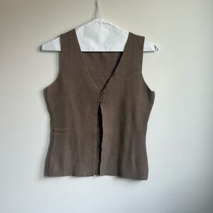 Brown vest with cute buttons